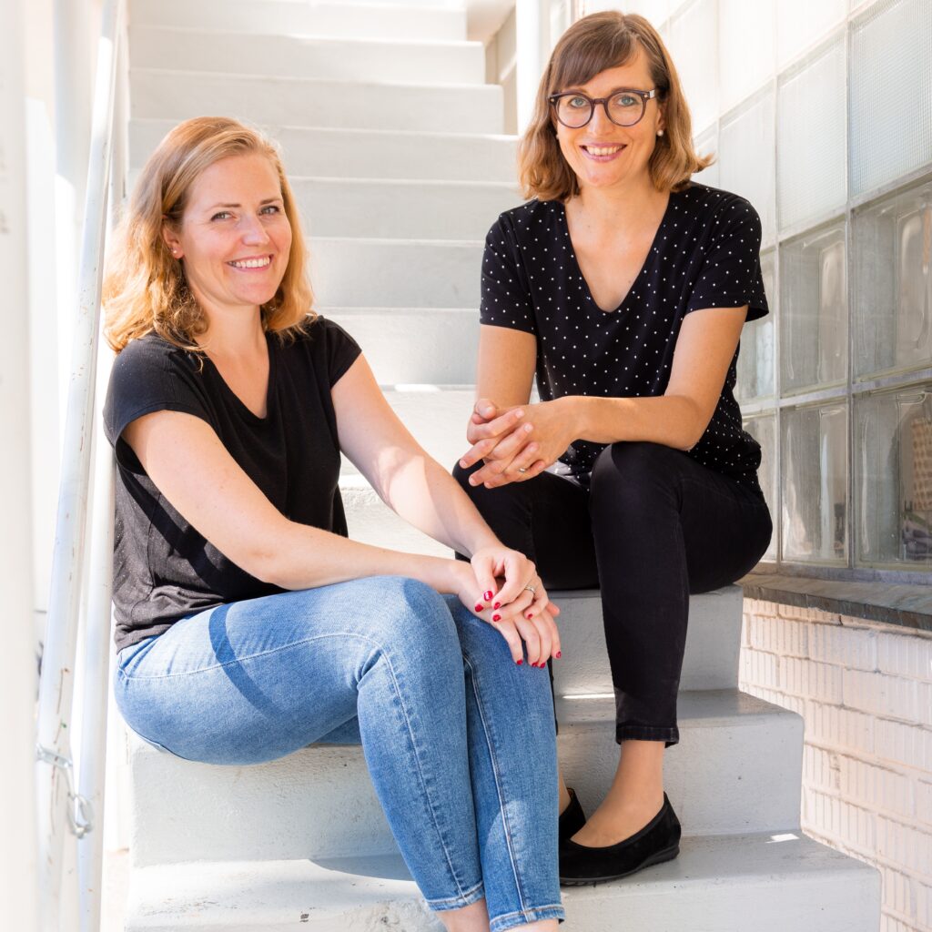 Schmid&Schär_sitzend_quadratisch_klein